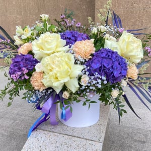 Hat box with flowers 'Ultramarine'