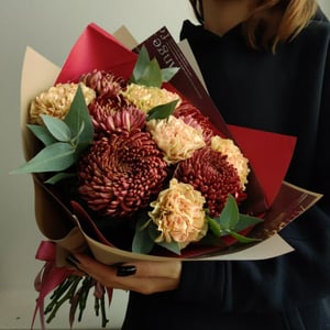 Blumenstrauß 'Chrysanthemen Bigudi Bordeaux und Dianthus'