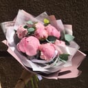 Ramo '7 peonías Sarah Bernhardt con eucalipto'