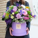 Hat box with flowers 'Arrangement with irises'