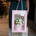 Hat box with flowers 'Pink happiness'