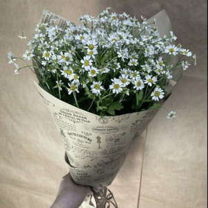 Bouquet 'Tanacetum in craft paper'