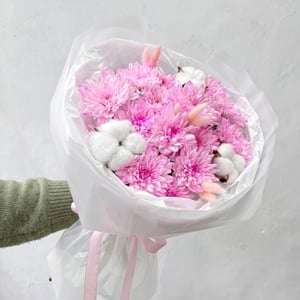 Blumenstrauß 'Zarter Strauß aus Busch-Chrysanthemen und Chlorophyll.'