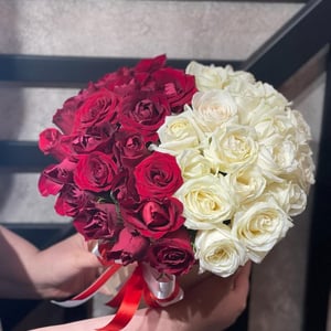 Hat box with flowers 'White and red'