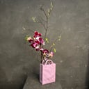 Blumenarrangement 'Orchidee in einer Keramikvase'