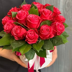 Hat box with flowers 'Box of red roses'