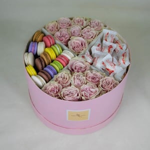 Hat box with flowers 'Roses with sweets'