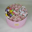 Hat box with flowers 'Roses with sweets'