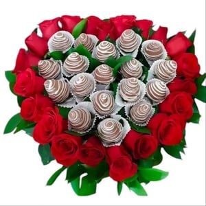 Fragole al cioccolato in un cuore di rose