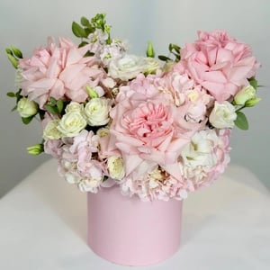 Hat box with flowers 'Velvet Season in Nice'