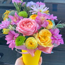 Caja de flores 'Cumplido brillante'