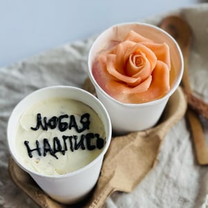 Kuchen in einem Glas mit einer Rose