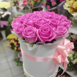 Blumenstrauß aus 19 Rosen in einer Schachtel