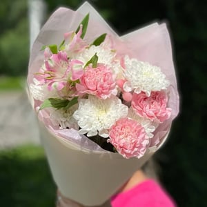 Kompliment-Blumenstrauß mit Chrysantheme und Dianthus