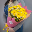 Bouquet of 11 yellow gerberas and 15 matrikaria