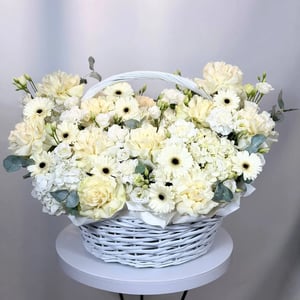 Blumenkreation \"Weißes luftiges Wolken-Arrangement\"