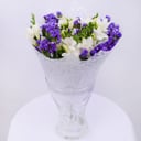 Bouquet 'Heavenly heights: White freesia and blue statica'