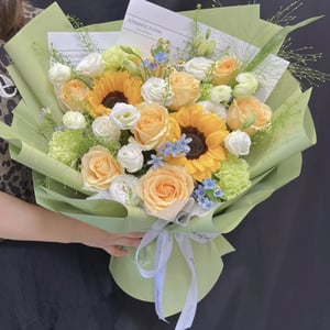 Mixed sunflowers bouquet