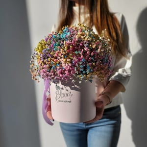 Hat box with flowers 'Rainbow cloud'