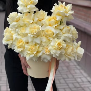 Hat box with flowers 'Limoncello'