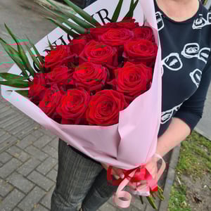 Big bouquet of red roses