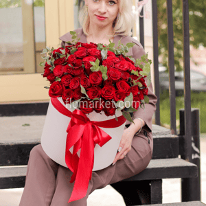 Arrangement 'Giant box with 75 roses'