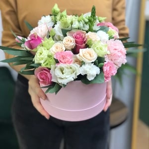 Hat box with flowers 'Attraction'