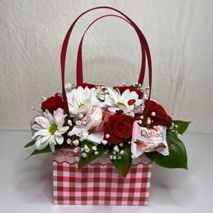 Caja de flores 'Bolso con ramo dulce "Fornarina"'