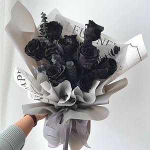 Bouquet 'Black Roses & Eucalyptus Noir'