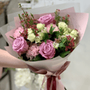 Blumenstrauß aus Rosen, Nelken und Inkalilien