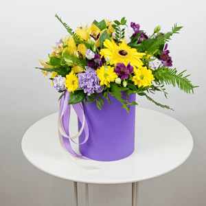 Blumenbox 'Sonnenseite:Hutschachtel mit weißen Orchideen'