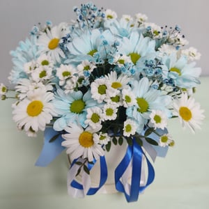 Hat box with flowers 'Flower arrangement "Chamomile field" S'