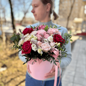 Frisches Blumenarrangement in einer Schachtel