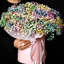 Hat box with flowers 'Bright surprise'