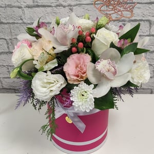 Hat box with flowers 'Delicate orchid'
