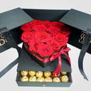 Caja elegante de rosas rojas con chocolate