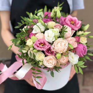 Hat box with flowers 'Box "Touching feelings"'