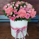 Hat box with flowers 'Pink fantasy'