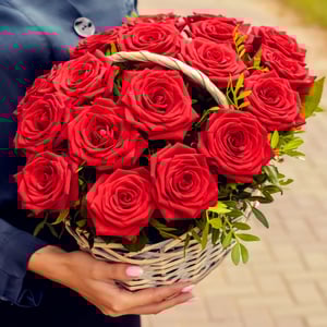 Flower basket 'Basket of 15 red roses'