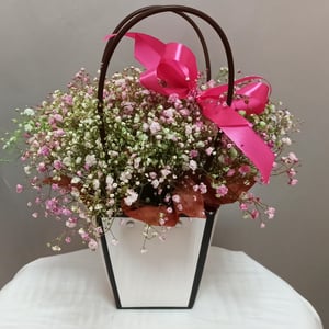 Flower box 'Handbag with colored gypsophila'