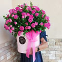 Hat box with flowers 'Mega Misty'