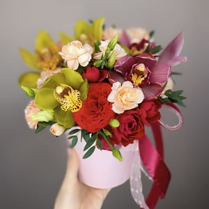 Hat box with flowers 'Queen of Flowers'