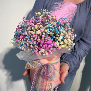 Hat box with flowers 'Rainbow Gypsophila'