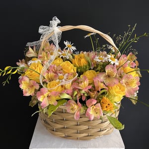 Flower basket 'Spring buttercups'