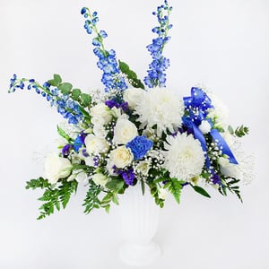 Letzte Abschiede: Rosen und Chrysanthemen