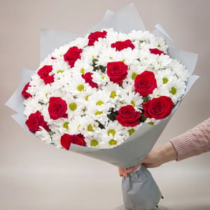 Ramo 'Un ramillete compuesto de 14 crisantemos y 15 rosas.'
