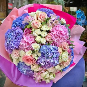 Mazzo di ortensie e rose