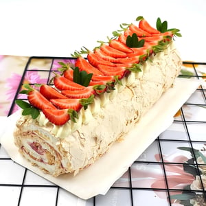 Strawberry meringue roulade, 1 kg