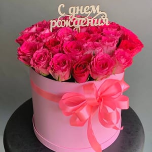 Hat box with flowers 'Kenyan Rose in a Box'