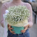 Hat box with flowers 'Box with gypsophila'